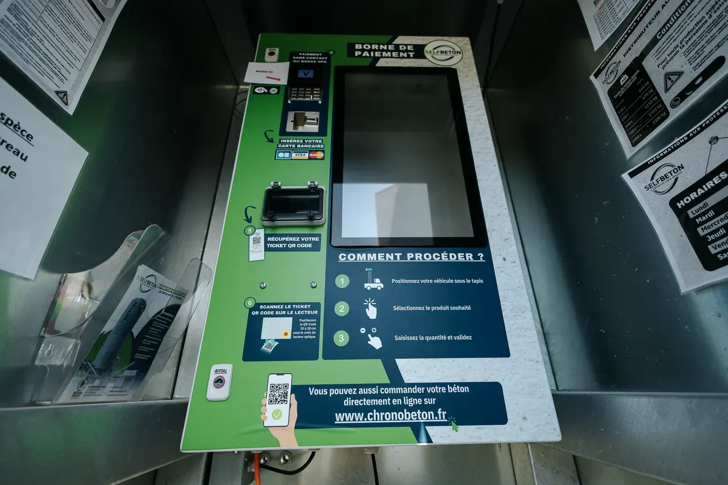 Borne de commande et de paiement du distributeur automatique de béton