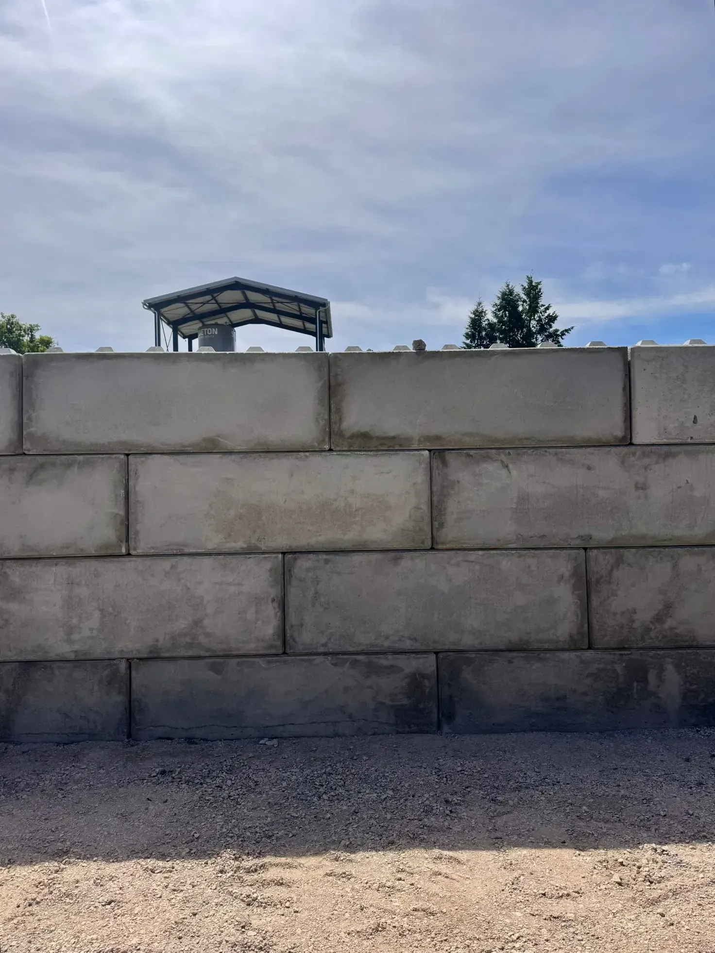Mur monté avec des blocs béton empilables