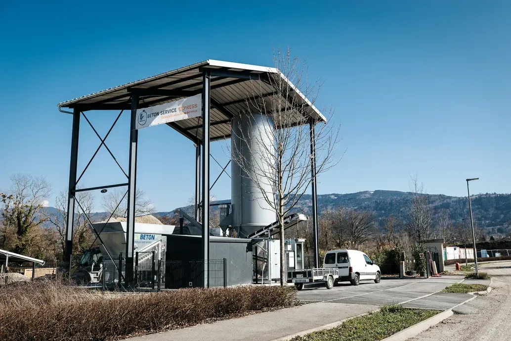 Site du distributeur de béton avec véhicule utilitaire en manœuvre