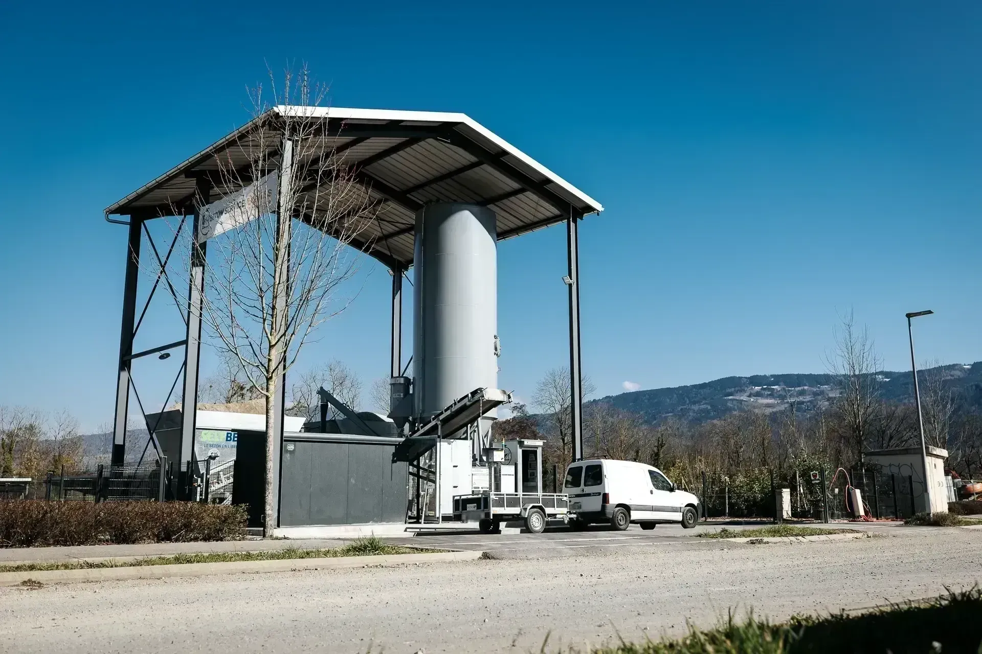 Installation du distributeur automatique de béton avec son silo et sa zone de chargement