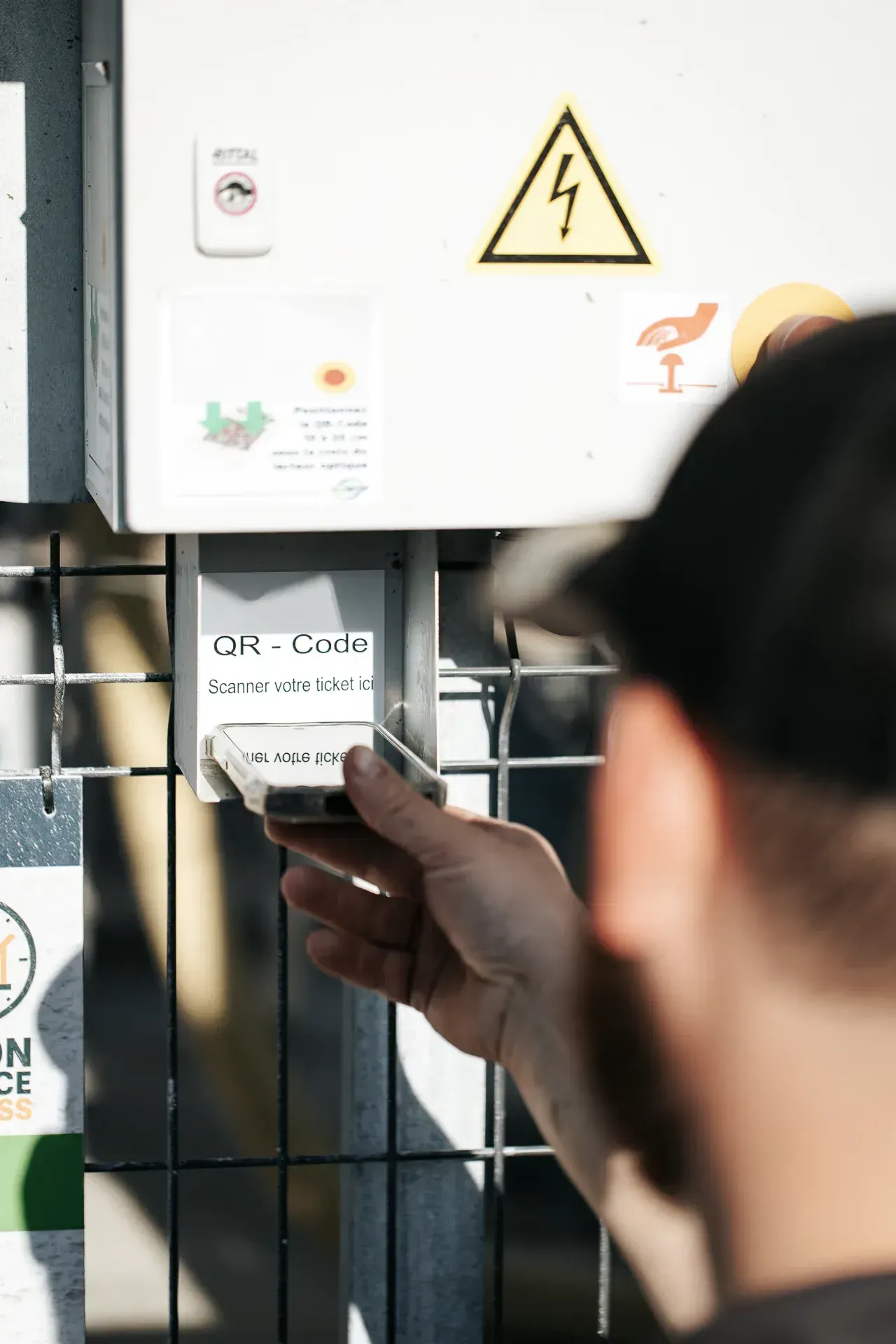 Scan du QR code de commande avec un téléphone devant la borne