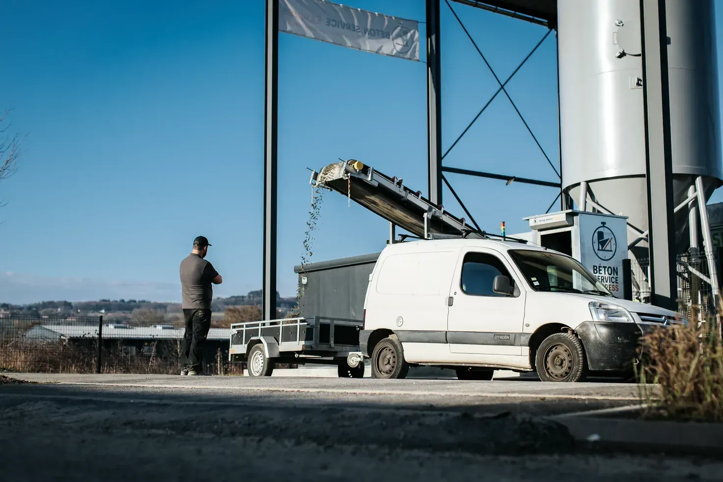 Chargement de béton dans un véhicule utilitaire au distributeur