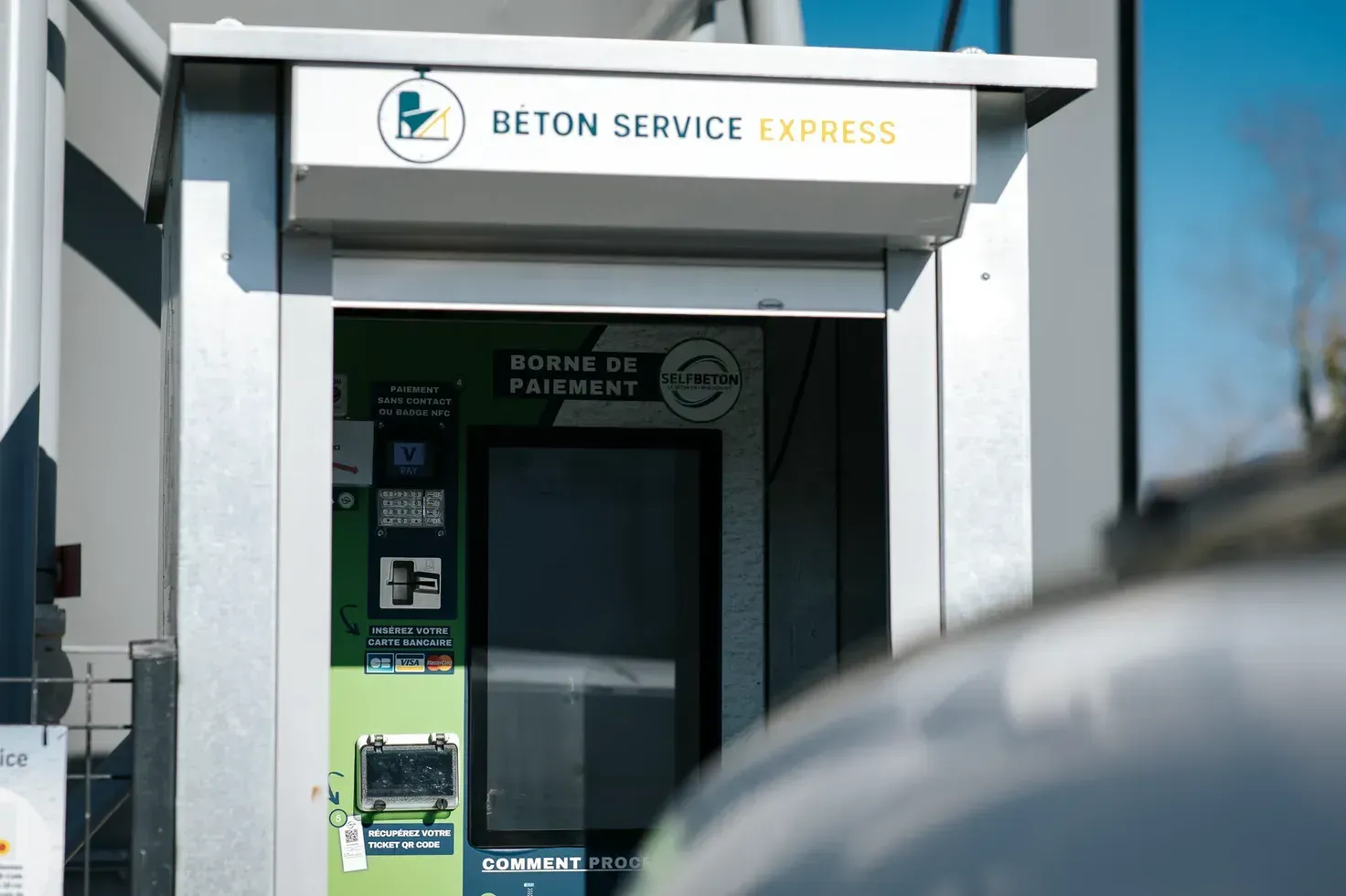 Façade de l’abri Béton Service Express avec sa borne de commande